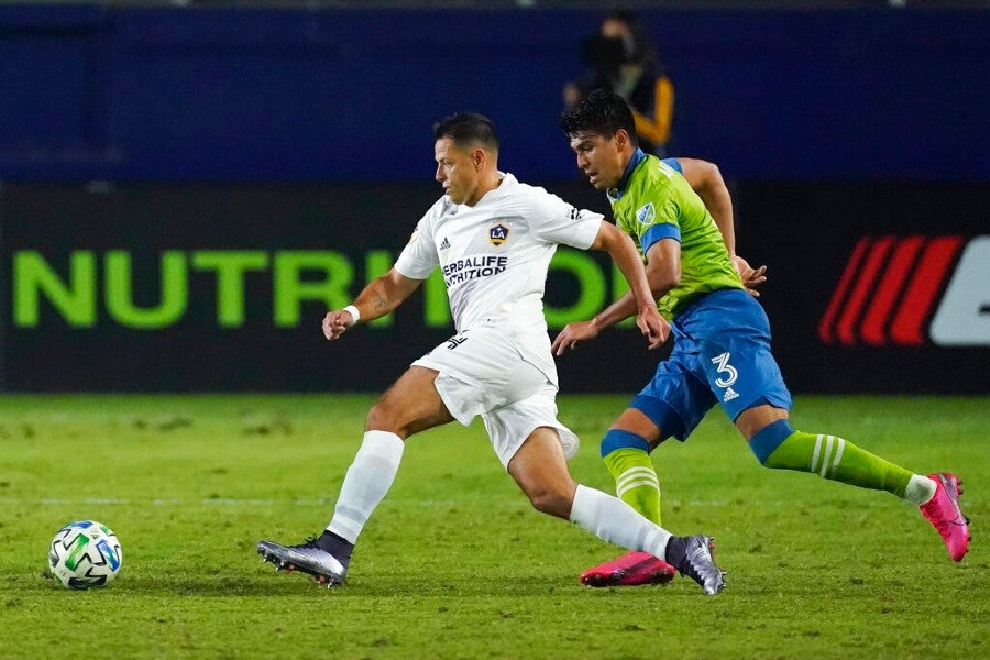 Javier Hernández durante un partido con Galaxy