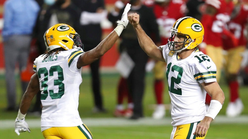 Rodgers y Jones celebran una anotación vs 49ers