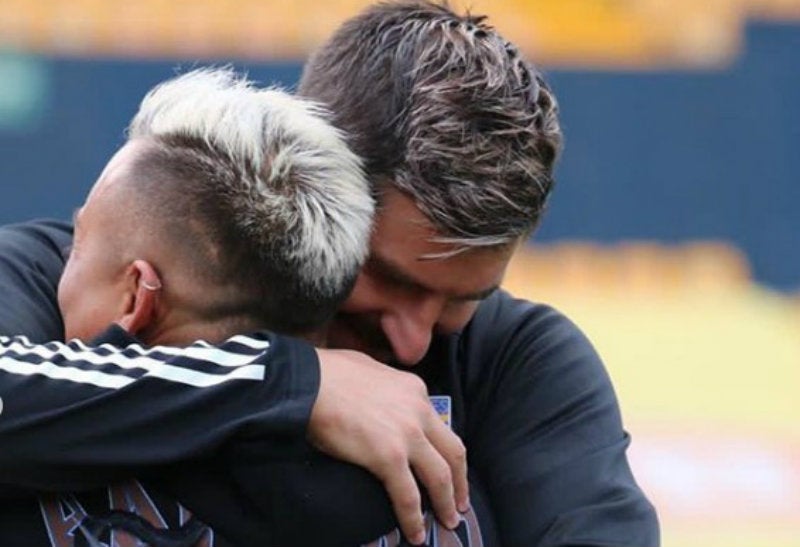 El abrazo de despedida de Gignac y Vargas en la práctica matutina de los felinos