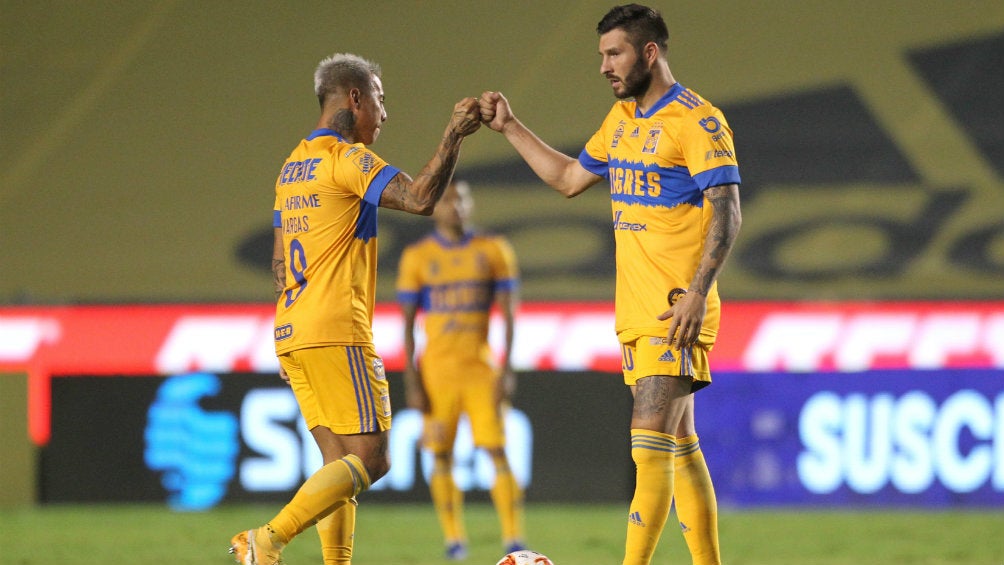 Edu Vargas y Gignac en celebración