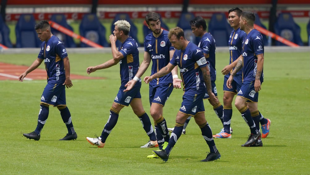 Jugadores de Atlético San Luis en lamento