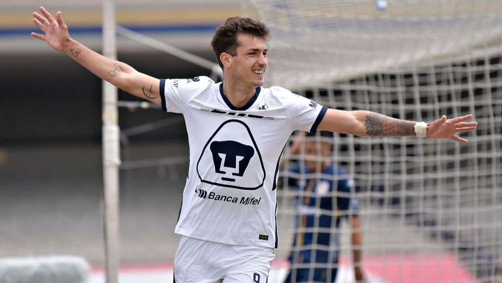 Juan Dinenno celebrando un gol obtenido con Pumas