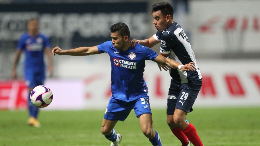 Pineda y Rodríguez disputando un balón