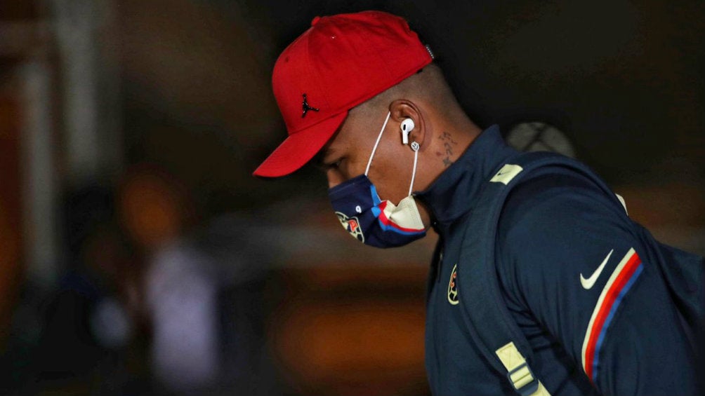 Roger Martínez en su llegada al Estadio Olímpico Benito Juárez