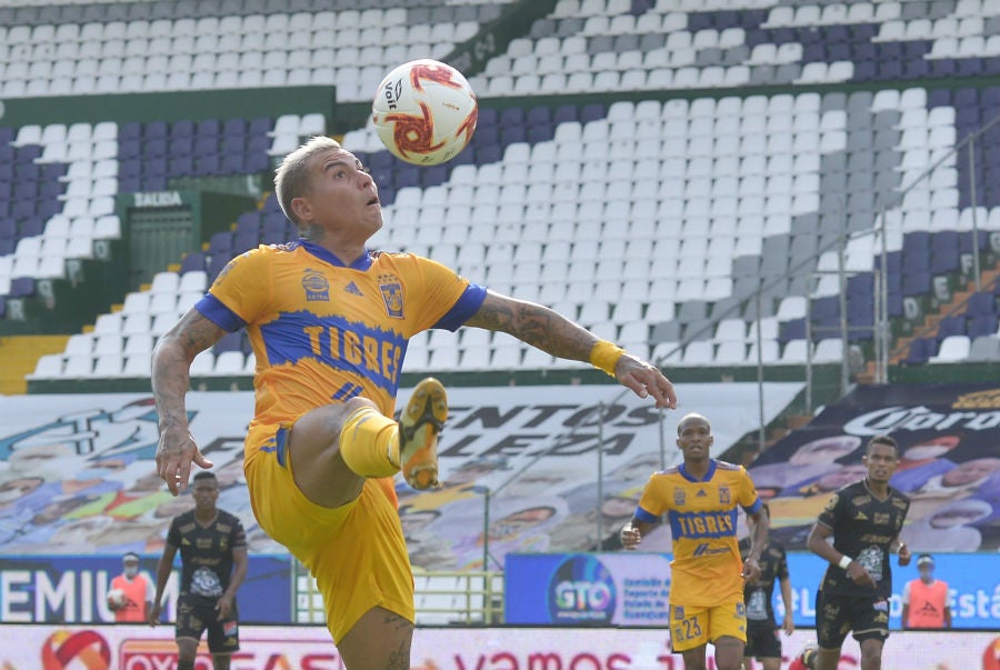 Vargas en juego ante Pachuca