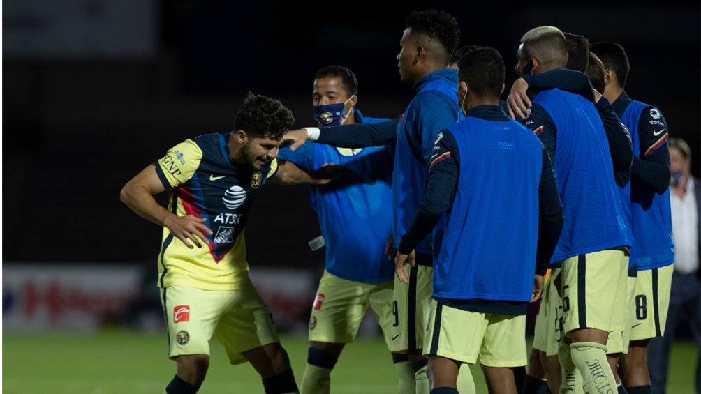 Henry Martín festeja su gol con sus compañeros