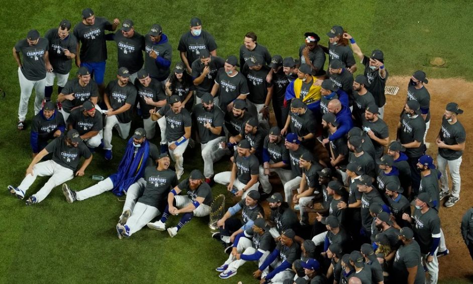 El equipo de los Dodgers celebrando la conquista de la Serie Mundial