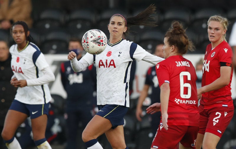 Alex Morgan en partido con Tottenham