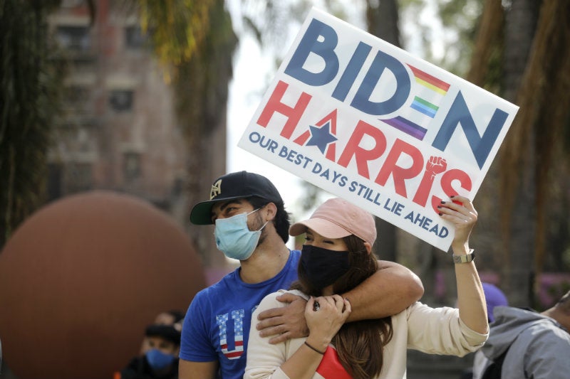 Estadounidenses celebran la victoria de Biden y Harris