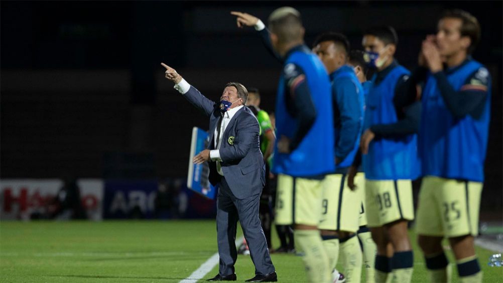 Miguel Herrera da indicaciones en el partido vs Juárez