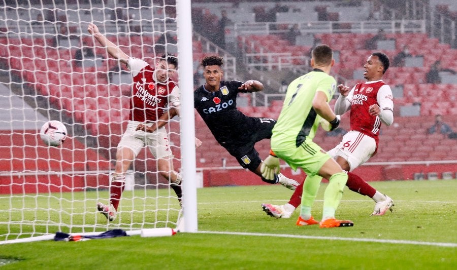 Ollie Watkins anotando para aumentar la ventaja del Aston Villa sobre el Arsenal 