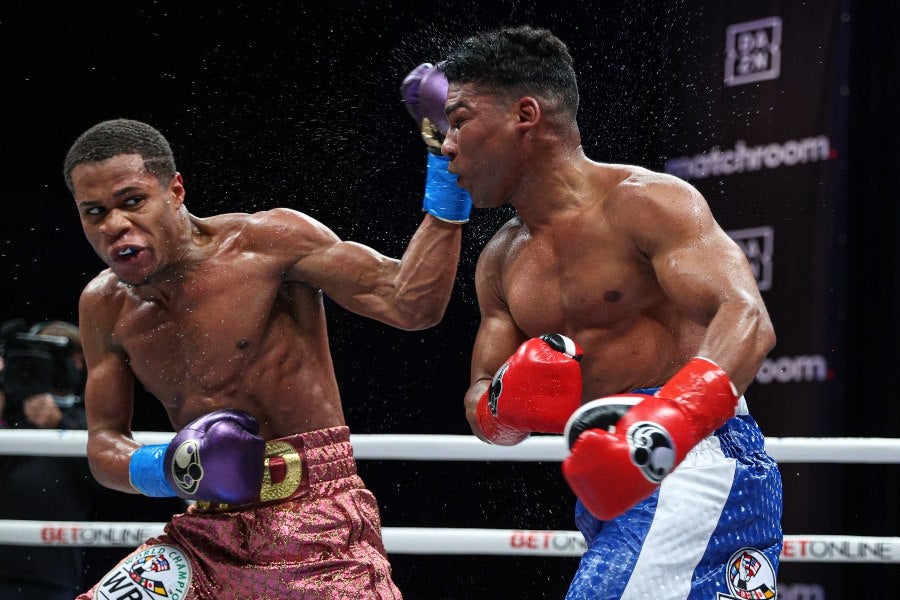 Devin Haney y Gamboa en pleno combate