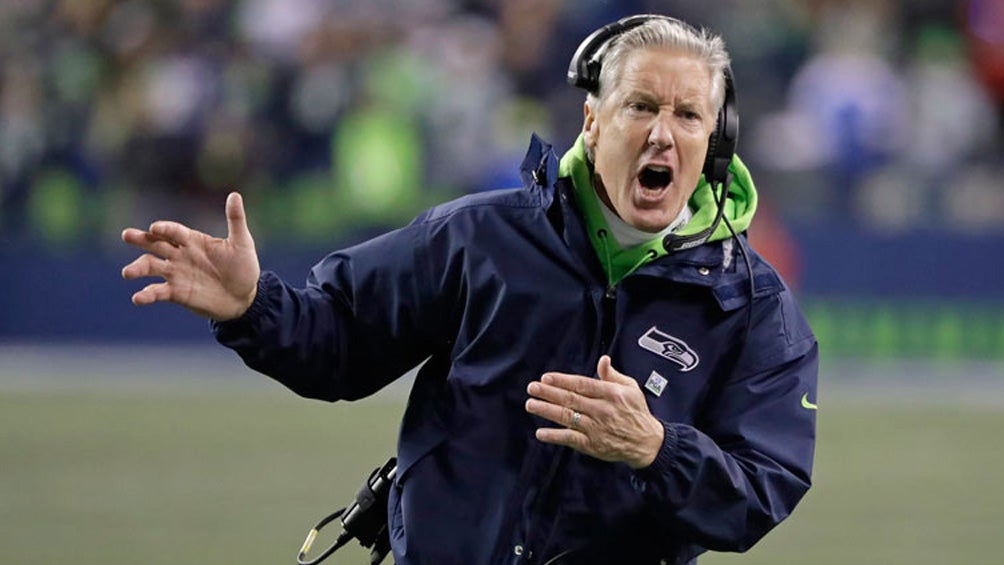 Pete Carroll grita durante un partido de Seattle