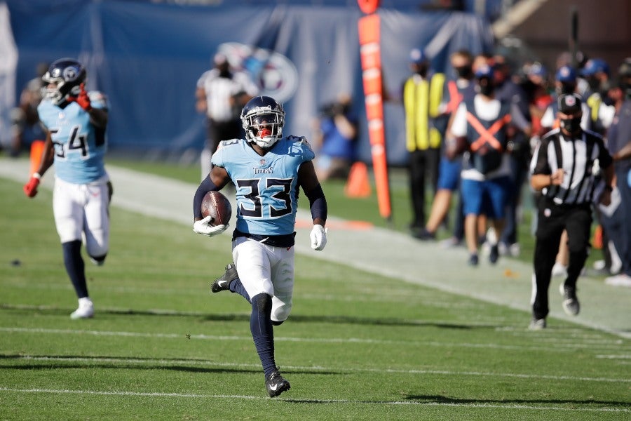 Desmond King corriendo a la zona de anotación luego de recuperar un balón suelto