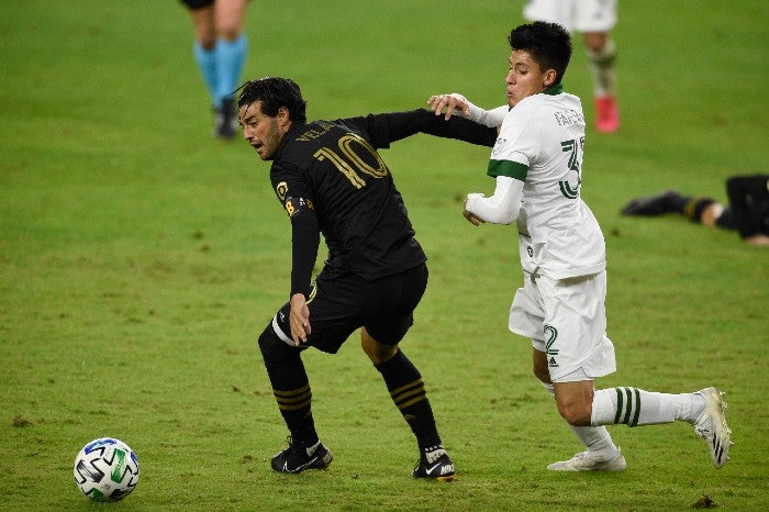 Vela protege el balón ante la presión rival