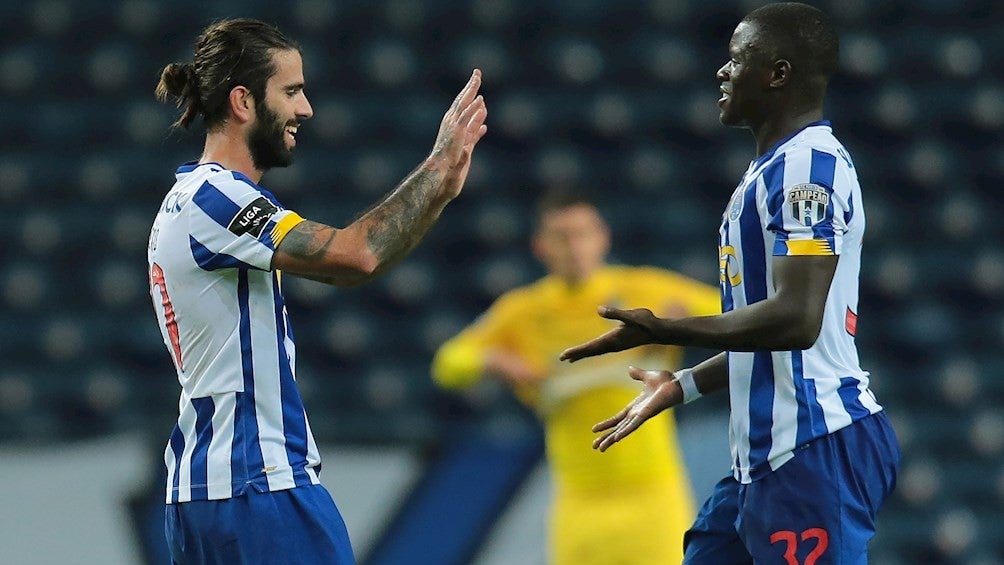 Oliveira y Sarr celebrando un gol del Porto