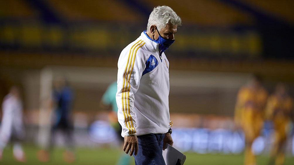 Tuca Ferretti en el partido contra Atlas