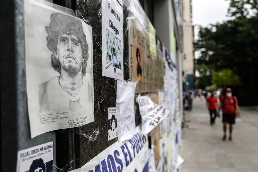 Hinchas de Maradona a las afueras del hospital