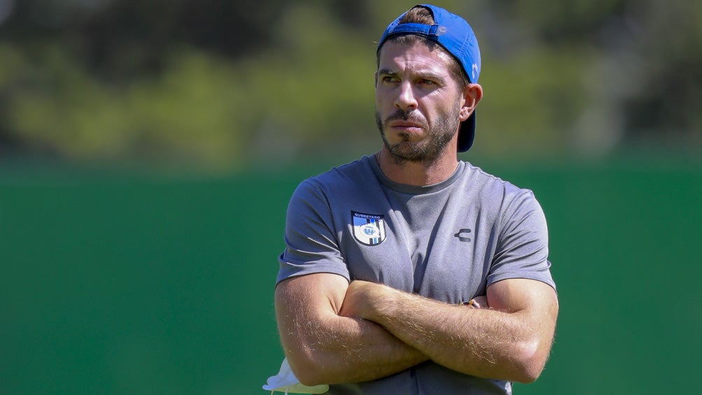 Alex Diego durante un entrenamiento de Gallos Blancos 