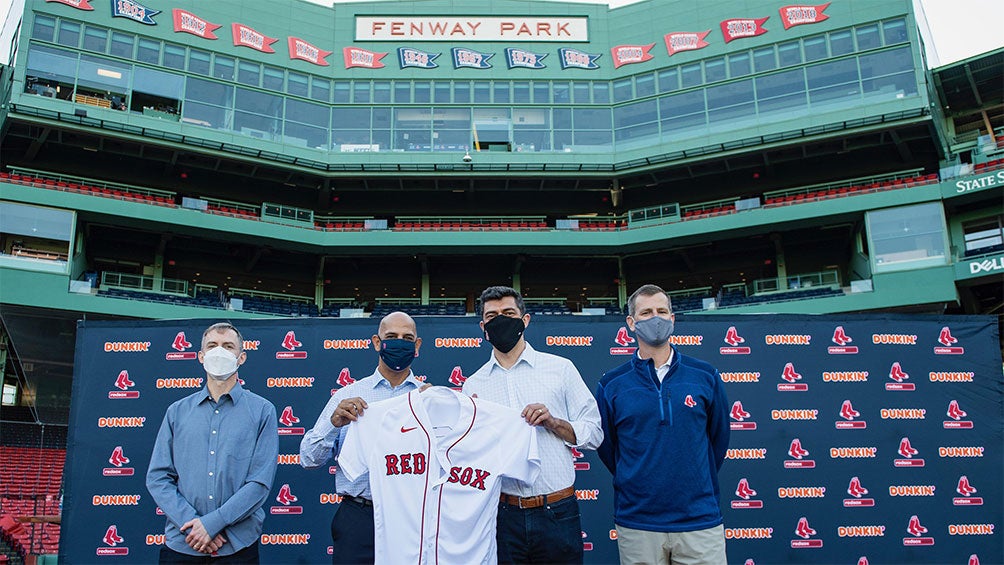 Alex Cora en su presentación en Fenway Park 