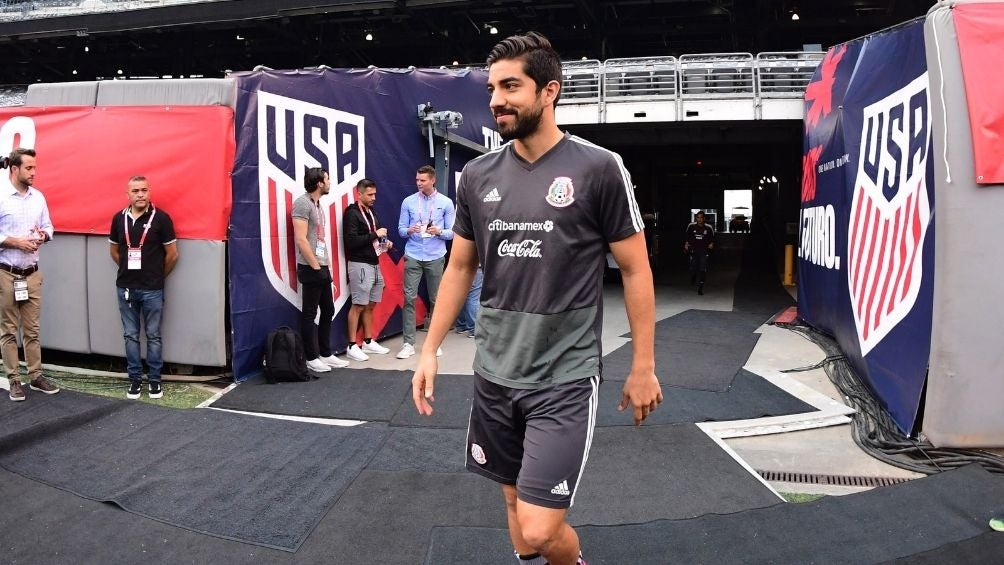 Rodolfo Pizarro en partido con la Selección