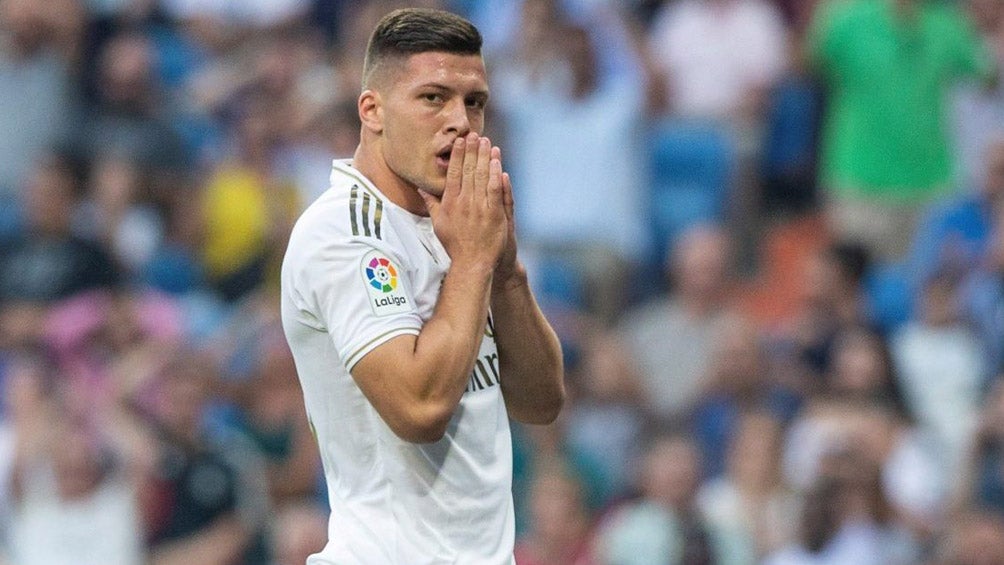 Luka Jovic durante un duelo con el Real Madrid 