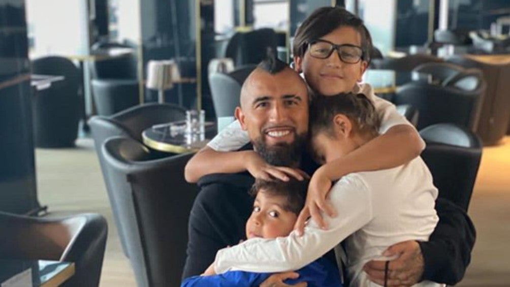 Arturo Vidal junto a sus tres hijos