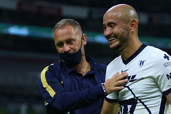 El DT de Pumas junto a Carlos González 