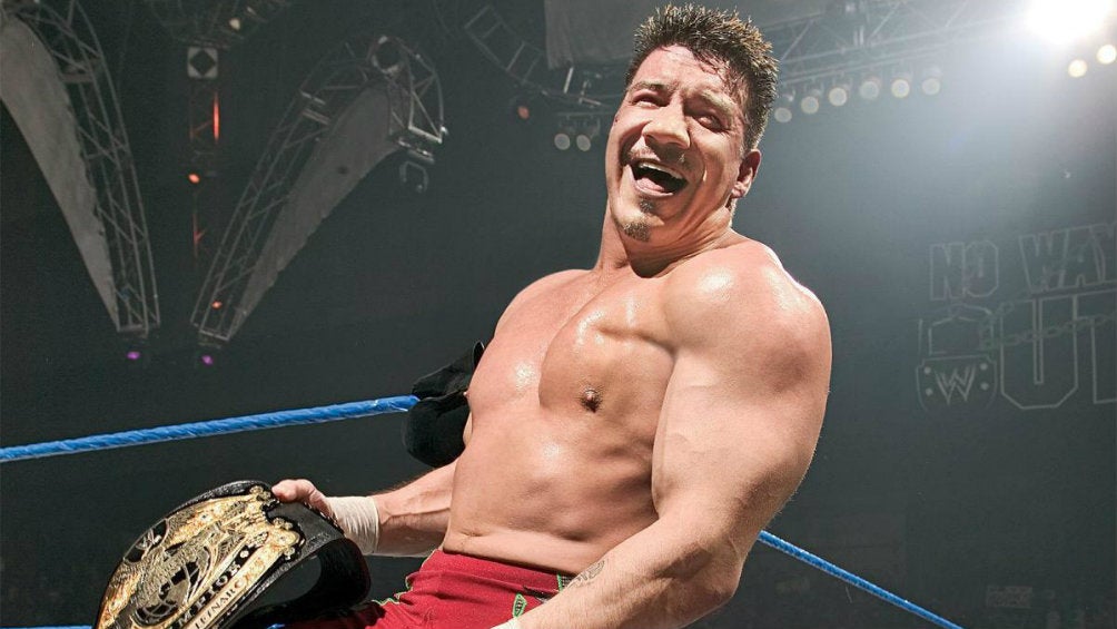 Eddie Guerrero celebrando con el campeonato de la WWE