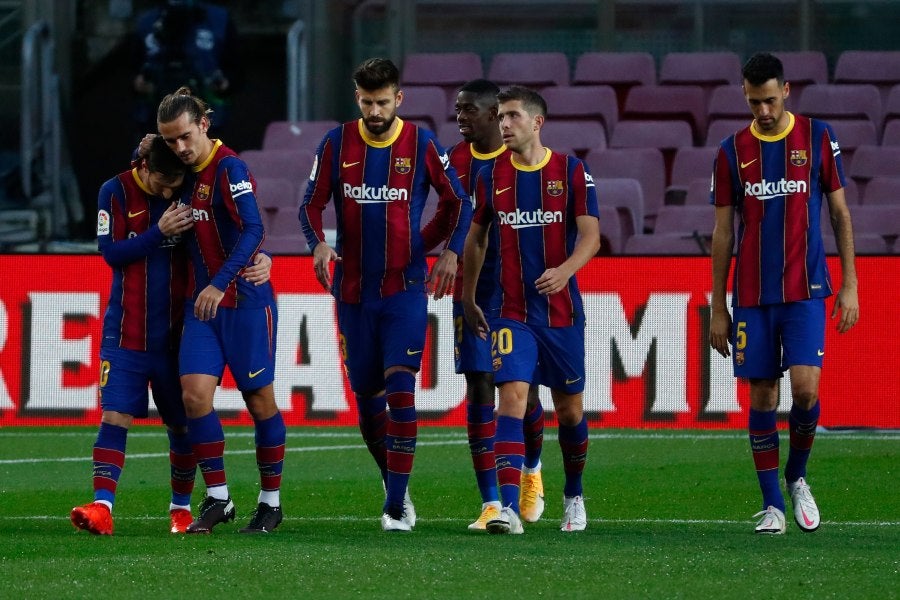 Lionel Messi, Antoine Griezmann juntos con otros compañeros en un partido del Barcelona