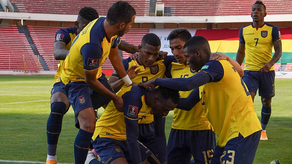 Jugadores de Ecuador festejan el tanto de la victoria en La Paz