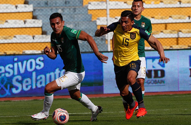 Mena busca el balón ante el acoso rival