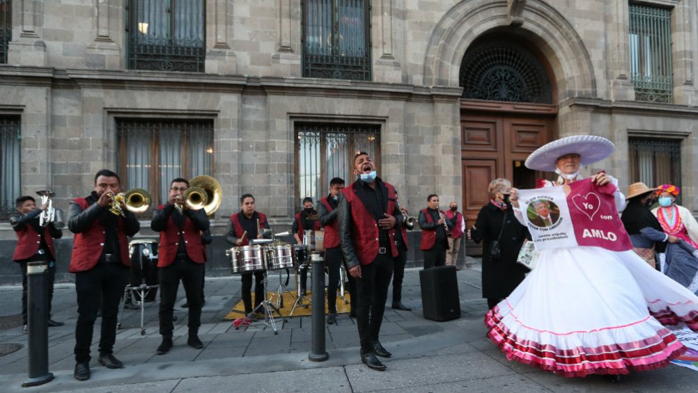 Mariachis llevaron serenata al presidente por cumpleaños 67