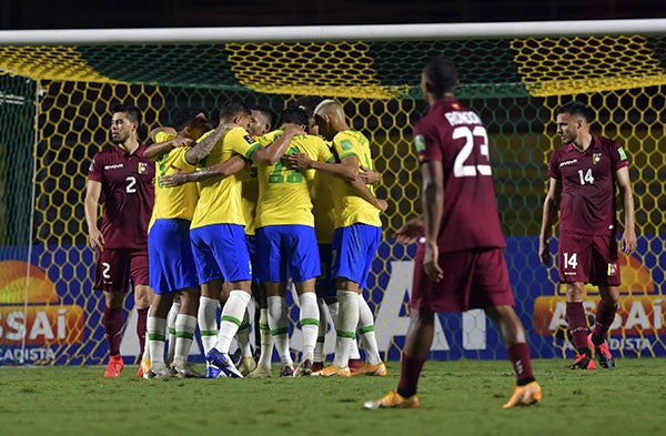 Jugadores de Brasil tras su anotación 