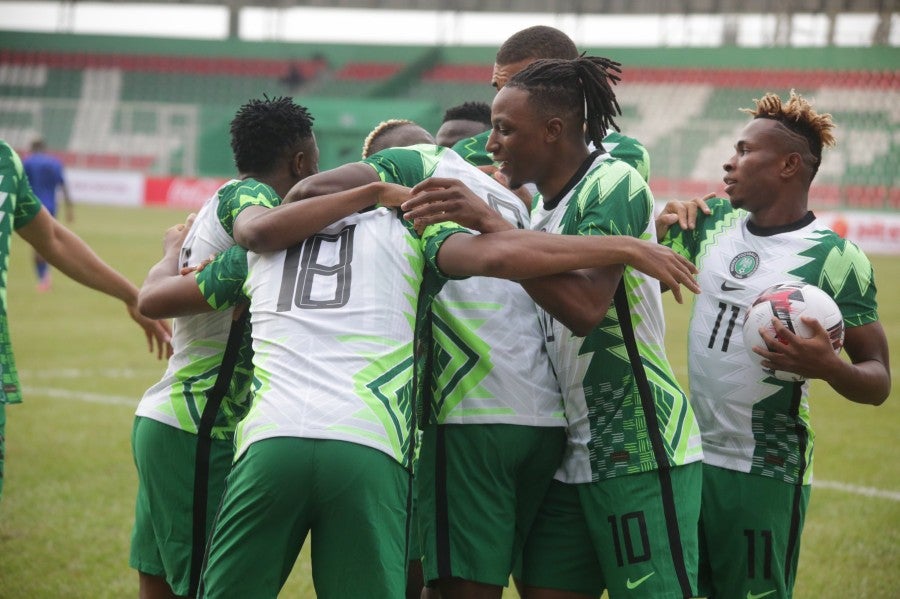 Jugadores de Nigeria celebrando un gol