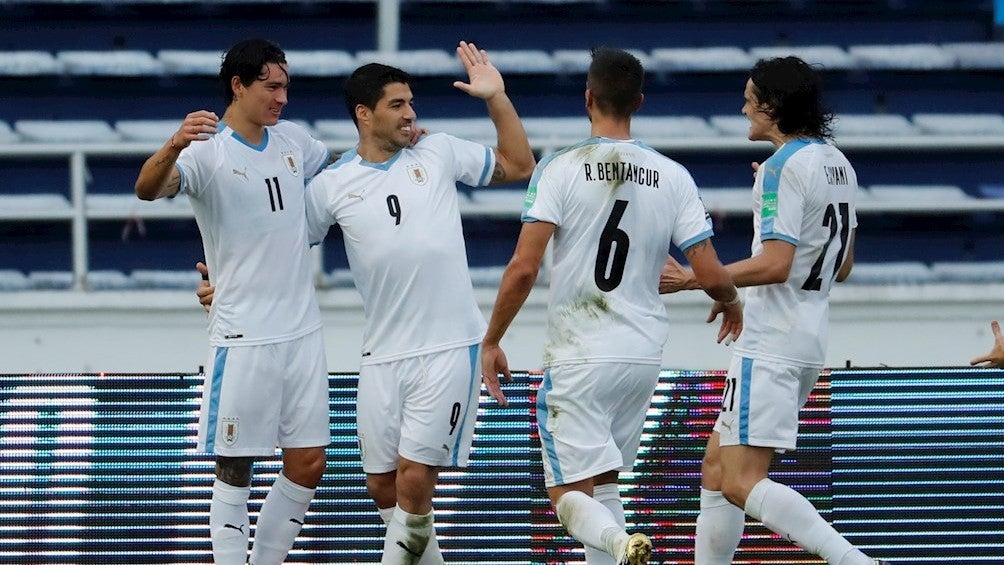 Jugadores uruguayos celebran gol ante Colombia