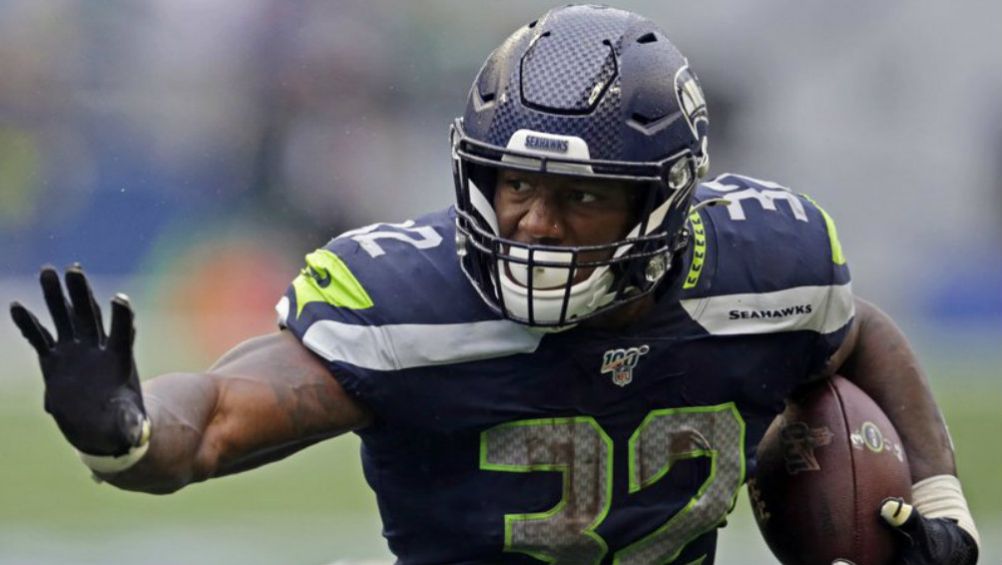 Chris Carson en acción con Seattle Seahawks