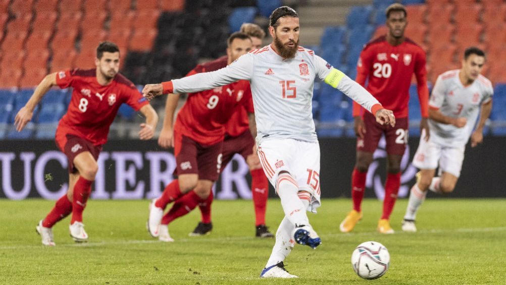 Sergio Ramos cobrando un penal ante Suiza