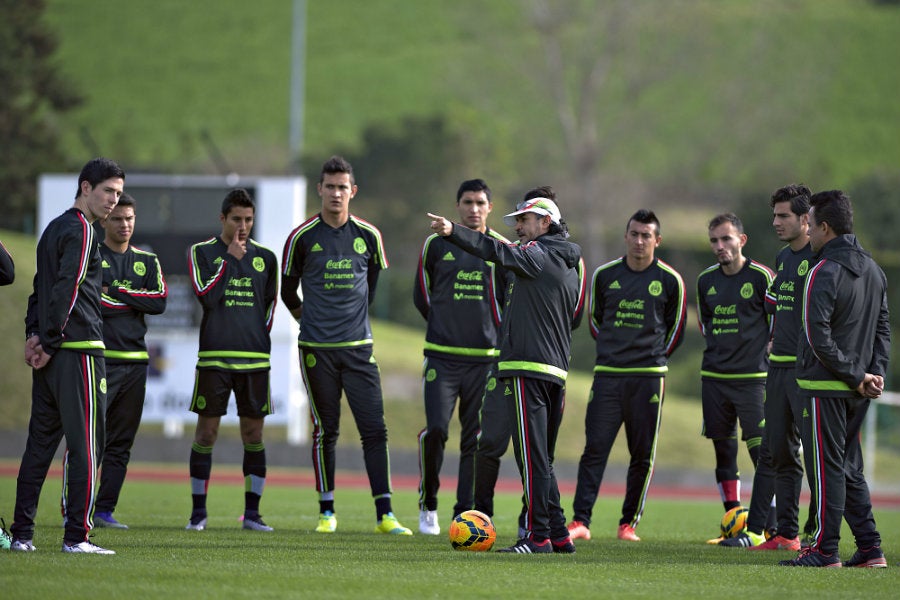 Raúl Gutiérrez da indicaciones a los jugadores del Tricolor Sub 23, entre ellos Briseño