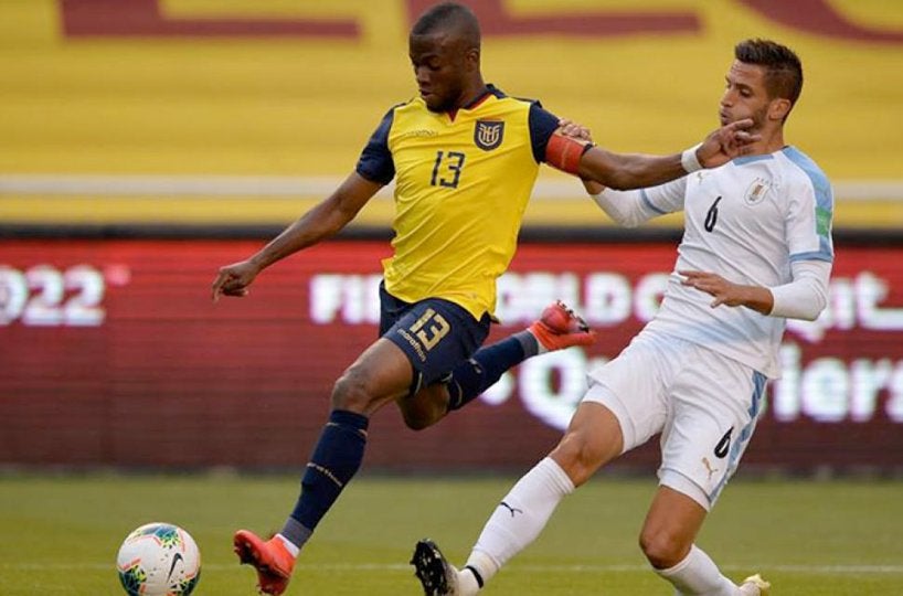 Enner Valencia durante un partido con Ecuador