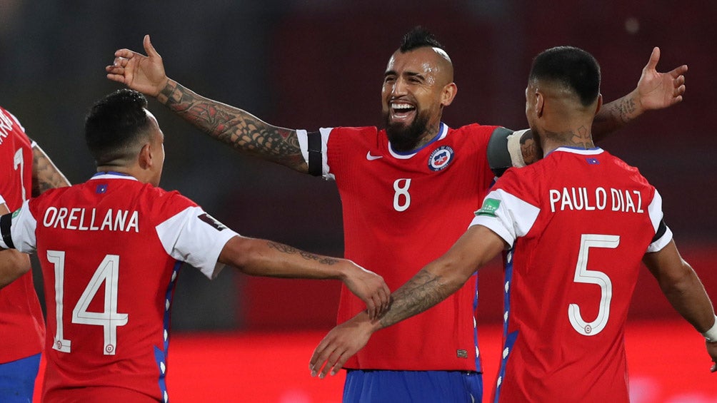 Arturo Vidal festeja una anotación con Chile 