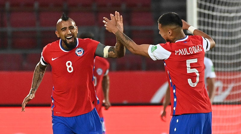 Arturo Vidal festeja una anotación con Chile 