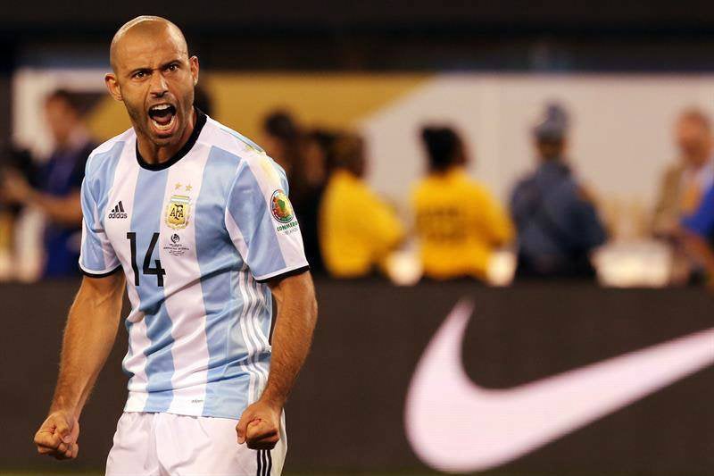 Mascherano jugando con Argentina