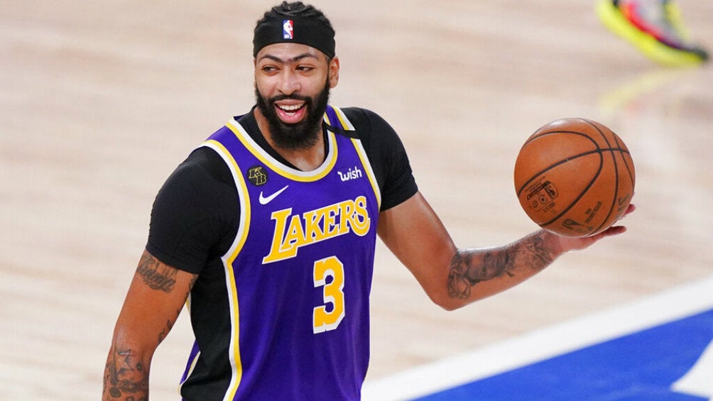 Anthony Davis en partido con Lakers