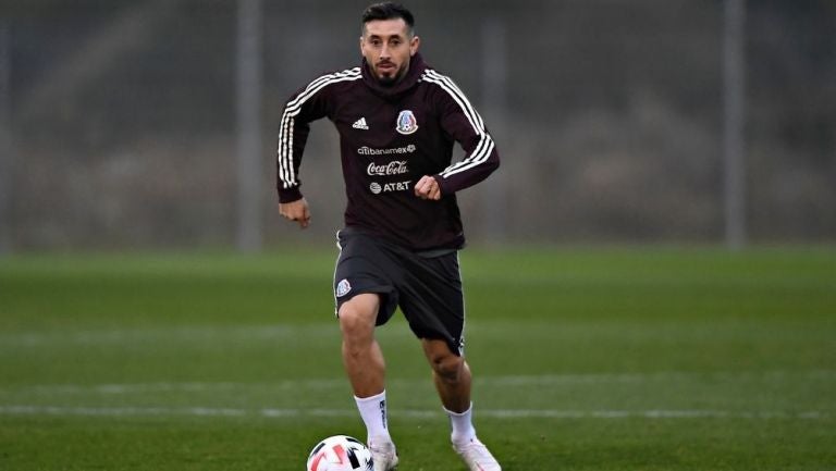 Héctor Herrera entrenando con México