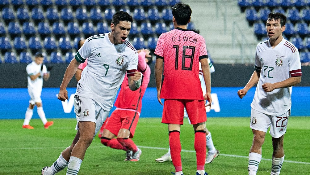 Raúl Jiménez celebrando un gol con México