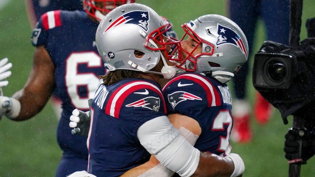 Newton y Burkhead celebran TD vs Baltimore