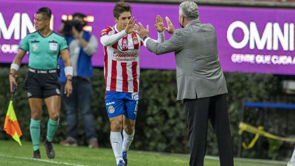 Isaác Brizuela celebrando con Víctor Manuel Vucetich