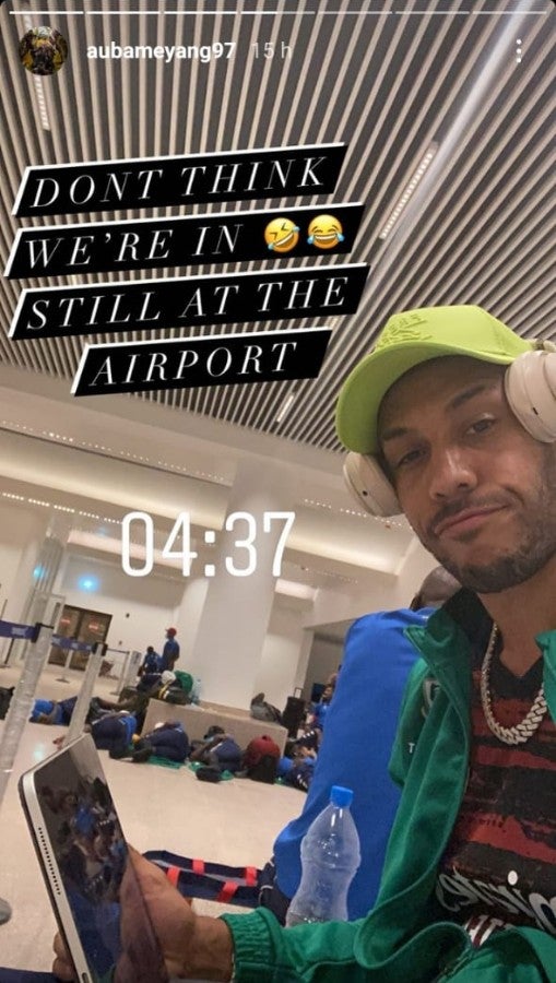 Aubameyang en el aeropuerto de Gambia