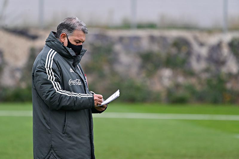 El seleccionador haciendo apuntes durante una práctica